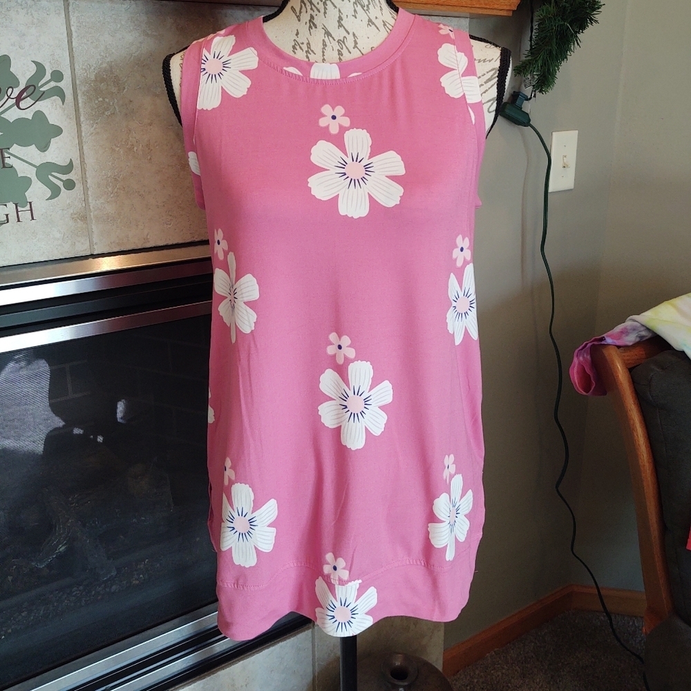 💥 3/$20 Pink Floral Small Sleeveless Shirt!